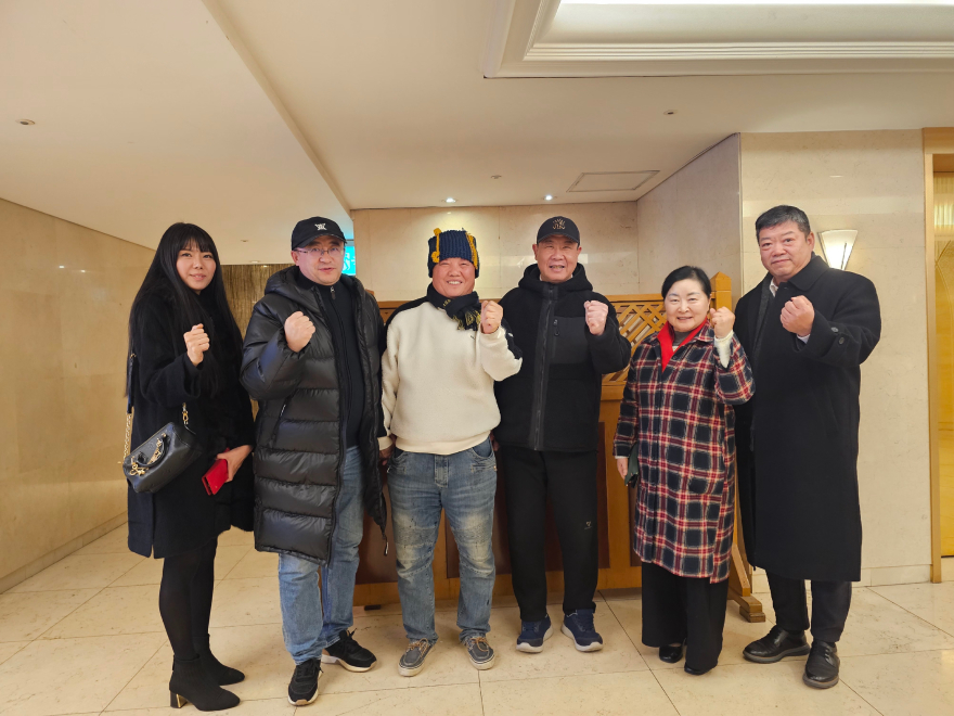주한 중국문화원 관계자와 자리를 함께한 차홍규 한중미술협회장과 신경숙 한중미술협회 고문.jpg