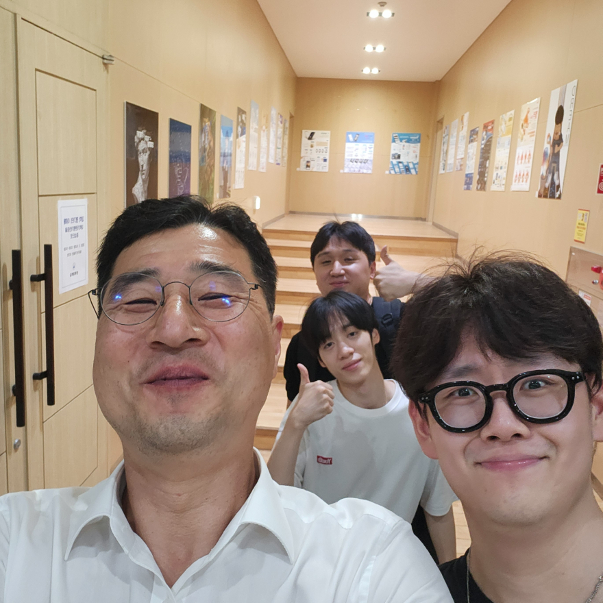 학생들과 함께 전시 작품 디피를 하며 즐거워하는 인하전문대학 산업디자인과 양호승 교수와 학생들.jpg