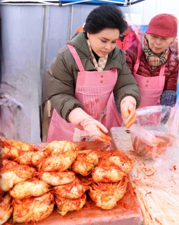 [한중연합일보] 서울역에서 펼쳐진 ‘김장 나눔’… 신현옥 목사 “따뜻한 한 끼가 삶을 지탱합니다”