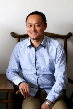 [한중연합일보] 손 끝으로 빚어낸 시대의 초상, 란신청의 디지털 조형 언어와 철학