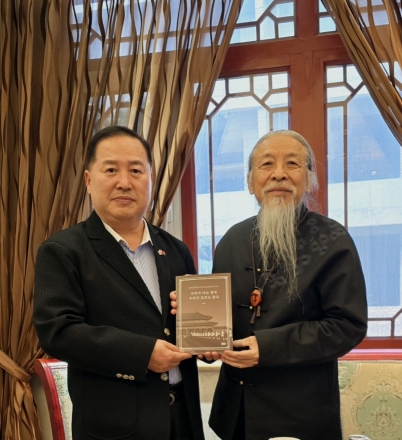 [한중연합일보] 이창호 저자, 中 하북미술대학서 ‘인문적 성찰’ 담긴 저서 기증… 한중 교류의 새 지평 열어