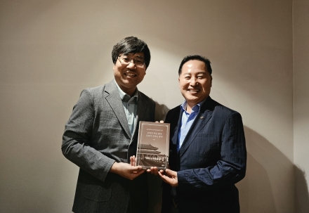 [한중연합일보] "인민망(人民网) 한국지사 강형빈 부대표에게" 『우리가 아는 중국, 우리가 모르는 중국』 증정